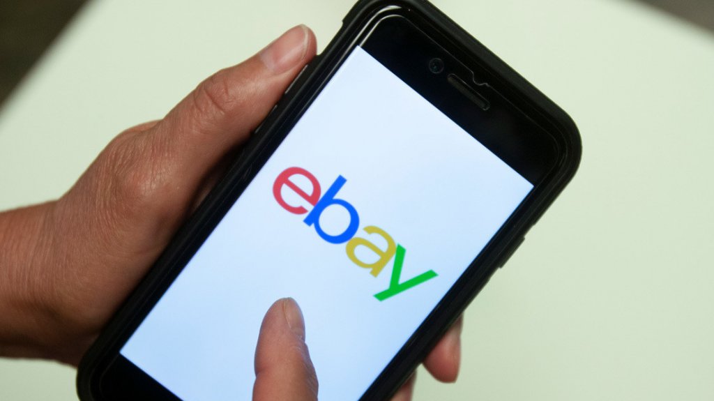  Un hombre compra una PlayStation 5 en eBay, pero recibe una caja con un bloque de hormig&oacute;n 