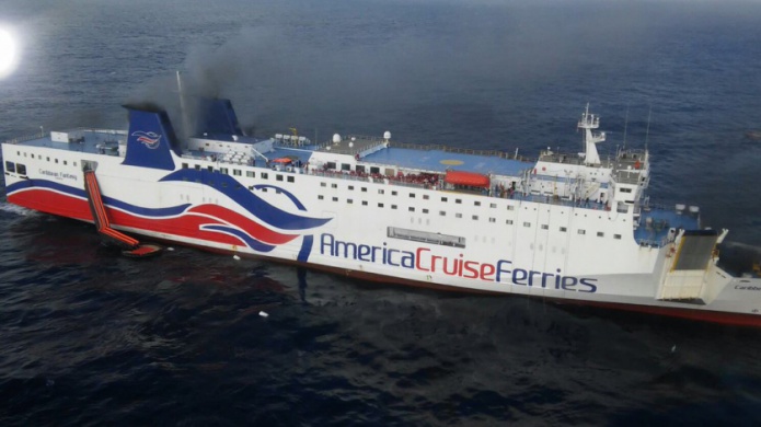 Fotos: Momento del rescate por parte de FURA en el Ferrie Caribbean Fantasy que se incendiÃ³ llegando a San Juan 