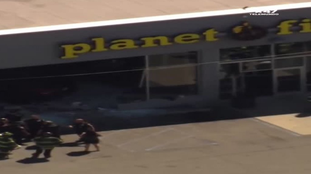  Video: Un muerto y tres heridos luego que vehículo se estrellara contra un gimnasio de Planet Fitness en Elizabeth, Nueva Jersey 