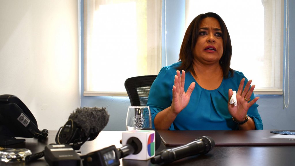  Tras ser detenida por el FBI, Charbonier, quien se habr&iacute;a apropiado de m&aacute;s de cien mil d&oacute;lares de forma ilegal, afronta 13 cargos federales, lo mismo que su esposo e hijo 
