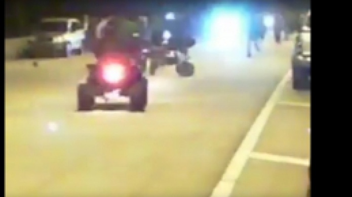 Video: Momento que joven se accidenta   cuando usaba "Four Track" En la vía pública 