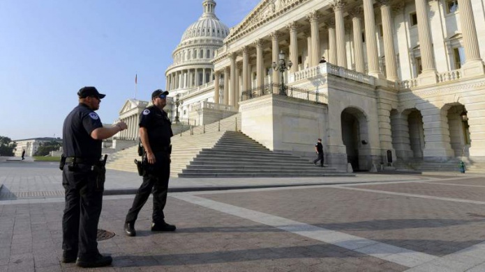 PolicÃ­as del Capitolio investigados por olvidar sus armas en los baÃ±os