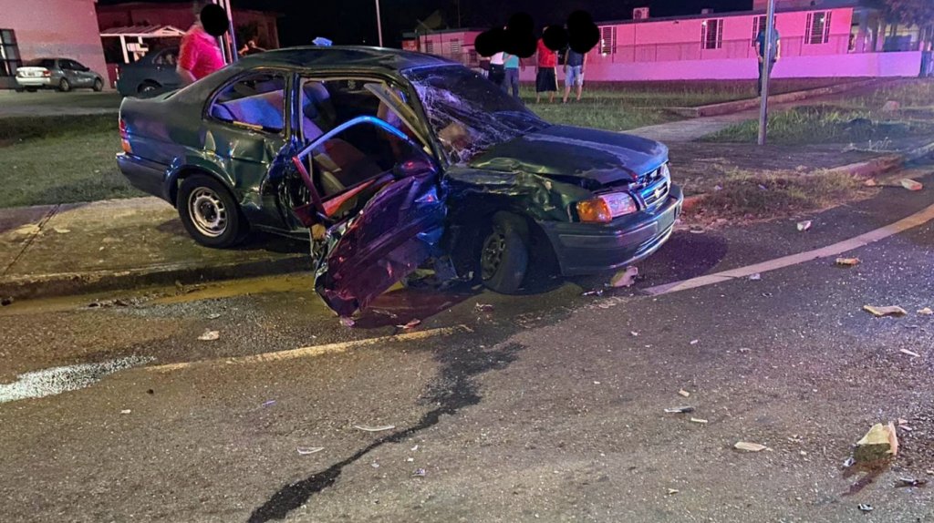  Fotos: Dos personas resultan heridas de gravedad en choque en Aguadilla 