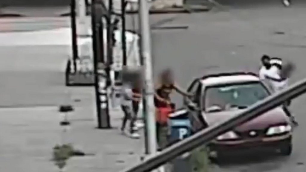  VIDEO: Intenta secuestrar a un ni&ntilde;o de 5 a&ntilde;os en plena calle, pero su madre lo evita sac&aacute;ndolo por una ventana del carro del atacante 