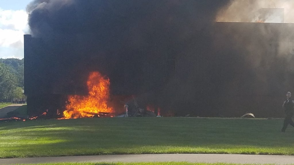  VIDEO: Una Avioneta impacta en un edificio en Connecticut y causa un incendio 