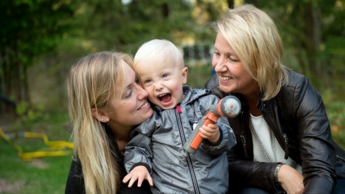 Da a luz tras recibir el Ãºtero de la madre