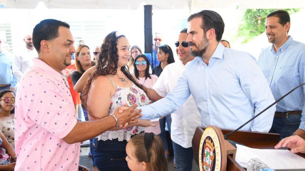  Gobernador entrega residencias rehabilitadas en municipio de Florida 
