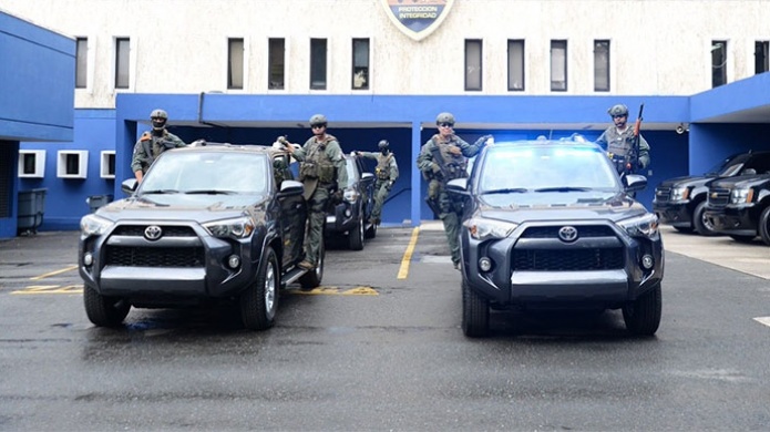 "VergÃ¼enza Ajena" entregan vehÃ­culos de lujo y "No tÃ¡cticos" al equipo "Swat" de la policÃ­a estatal 