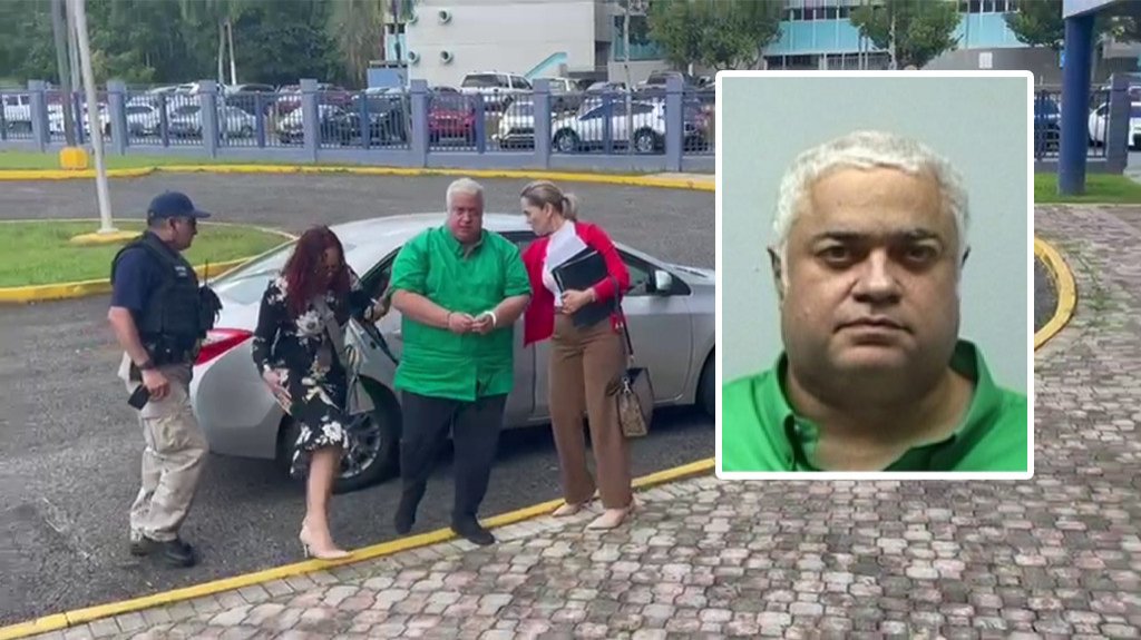  Video: Momentos en que llega arrestado el periodista Ra&uacute;l Arriaga para ser procesado por agresi&oacute;n sexual 