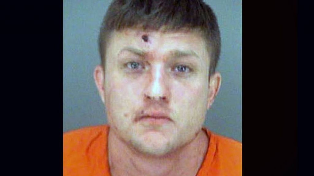  Hombre de Florida noquea a ni&ntilde;a de 13 a&ntilde;os mientras sus padres pon&iacute;an gasolina 