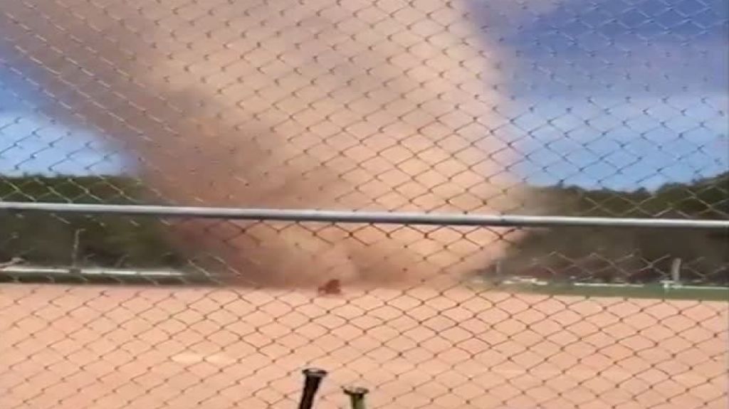  Video: Peque&ntilde;o tornado, detiene un juego de softball en Canad&aacute; 