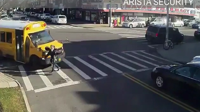 Video: Mujer casi muere atropellada por autobÃºs escolar en Nueva York