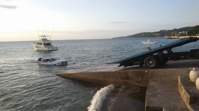 Video: Otro vehÃ­culo que cae al mar en rampa de Aguadilla 