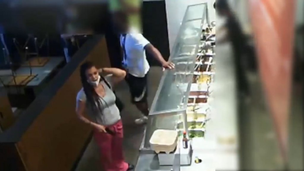  VIDEO: Una mujer amenaza con una pistola a los empleados de un restaurante por no tomar su pedido 