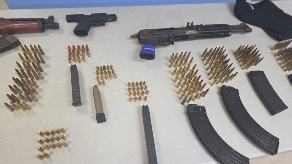  Arrestan a hombre vinculado a asesinatos y robos tras ocupar arsenal en vehículo en San Juan 