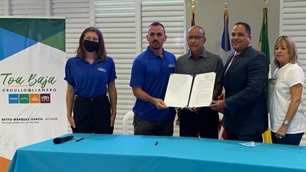  A m&aacute;s de cuatro a&ntilde;os del paso del huarc&aacute;n Mar&iacute;a, reparan 30 techos de viviendas afectados por el cicl&oacute;n en Toa Baja 