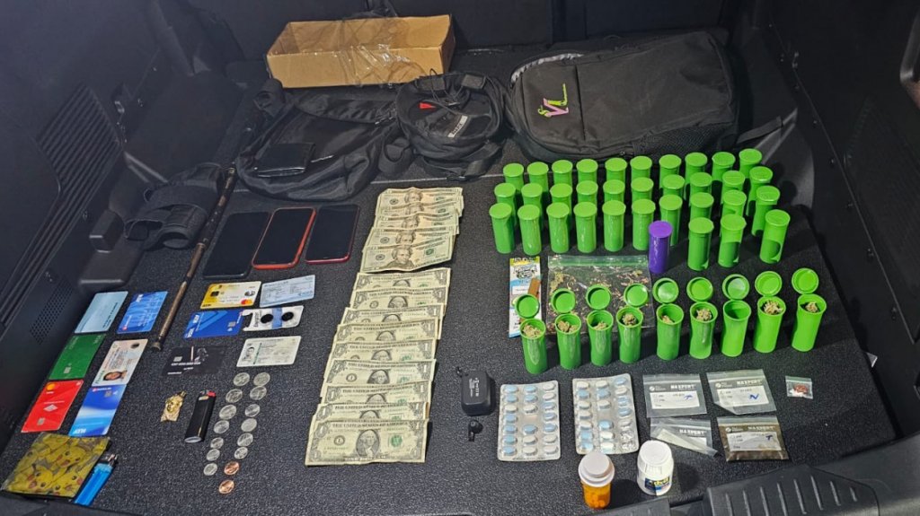  Municipales de San Juan arrestan a dos &ldquo;Cacos&rdquo; en la placita de Santurce con drogas en un Mercedes robado 