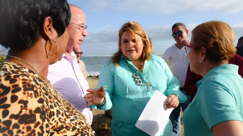  Jenniffer Gonz&aacute;lez atiende erosi&oacute;n costera en Loiza junto a alcaldesa y Cuerpo de Ingenieros 