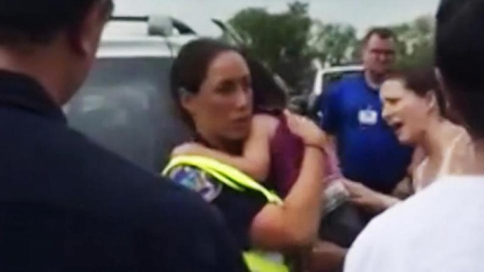 Rescatan a niÃ±a dejada dentro de guagua en un estacionamiento de Costco