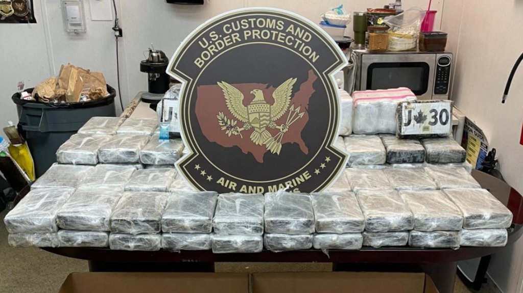  Federales interceptan embarcaci&oacute;n cerca de Isla de Mona con 6 fardos de coca&iacute;na 