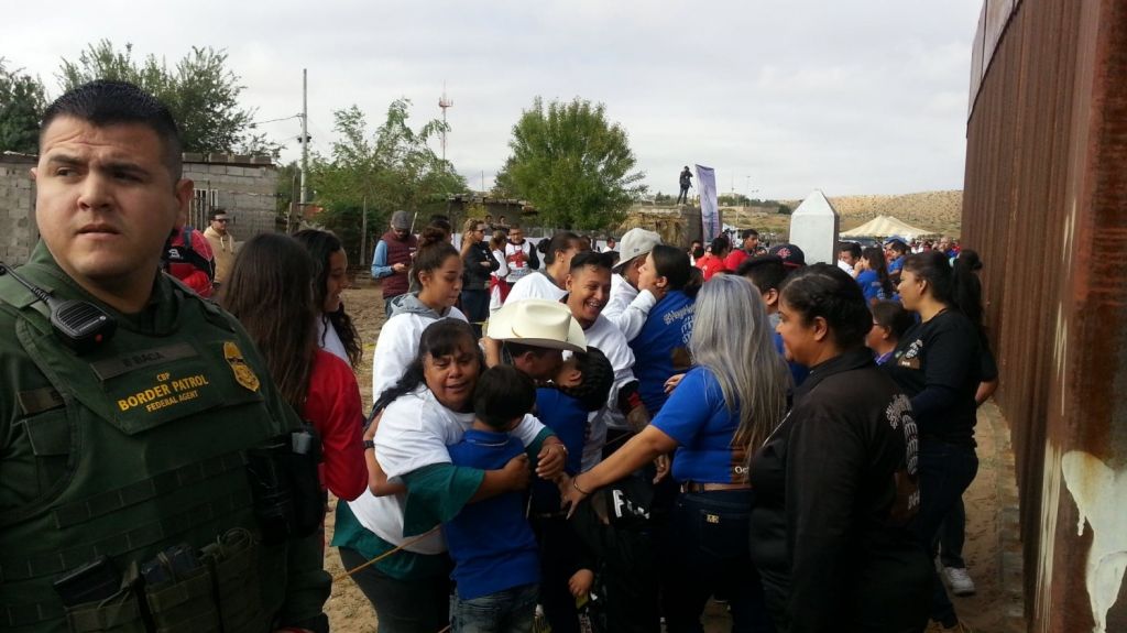  Abren la frontera M&eacute;xico-EE.UU. para que familiares se abracen tres minutos 