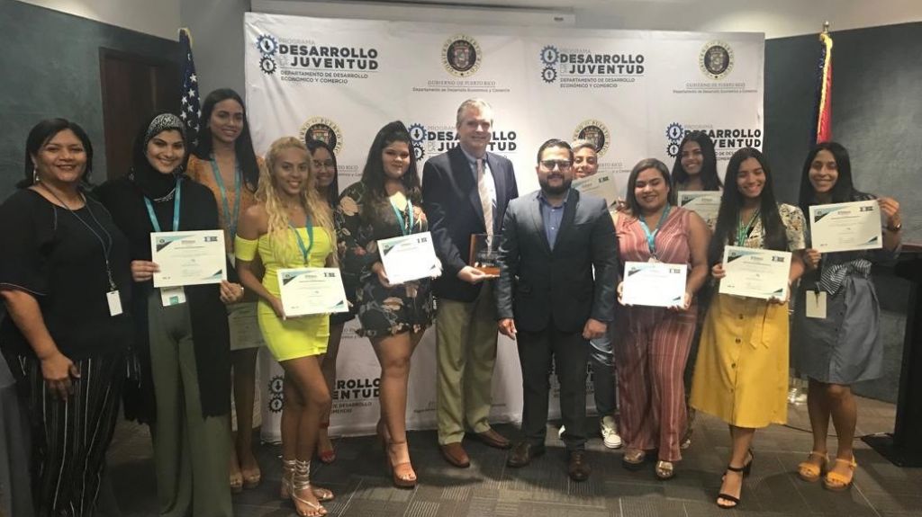 Diez estudiantes de escuela superior reciben beca educativa Juventud Emprendedora 