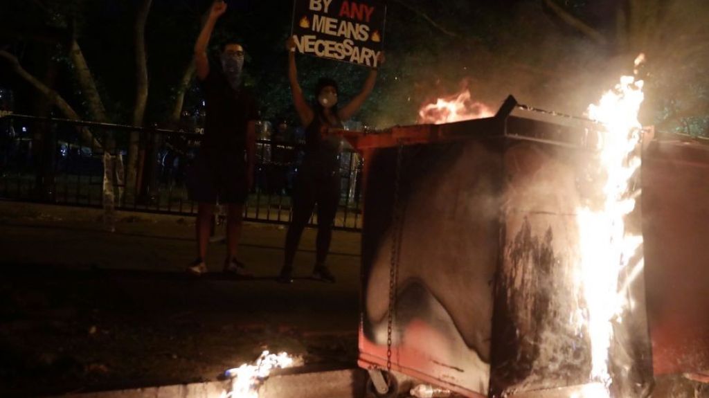  Videos: M&aacute;s de 30 ciudades de Estados Unidos viven noche de fuego y furia por muerte de George Floyd 