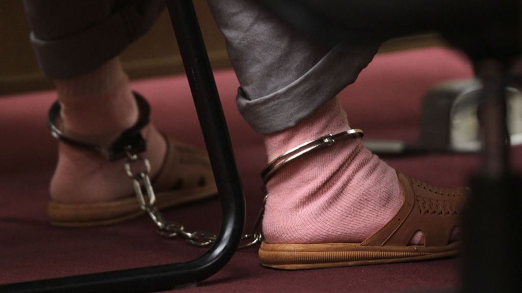  Polic&iacute;as obligan a mujer a dar a luz esposada; alista demanda 