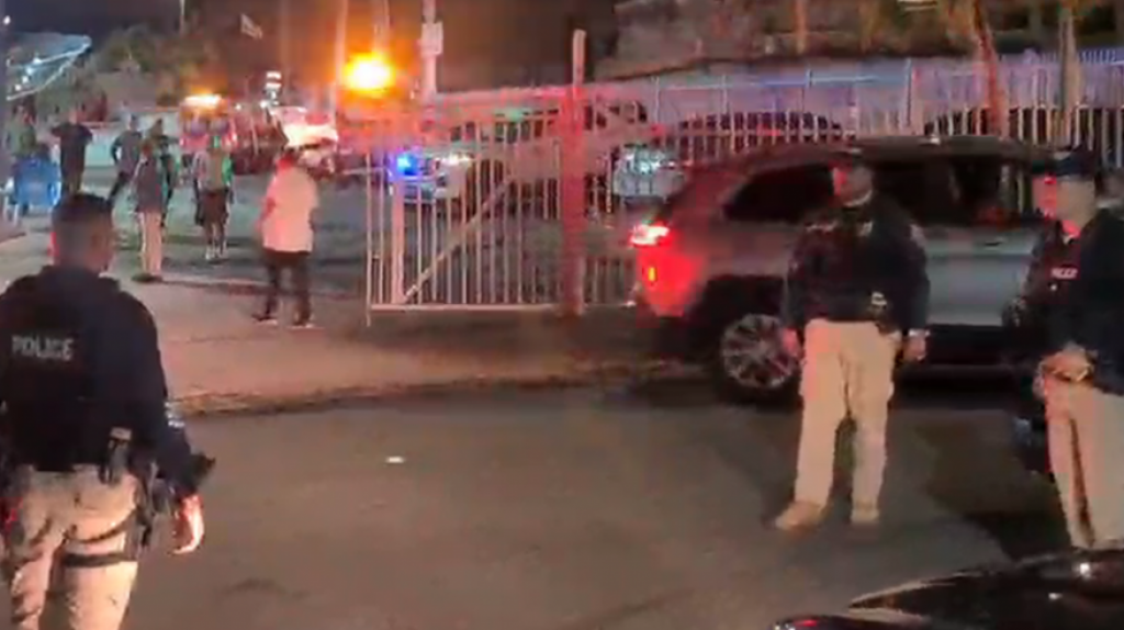  Video: Ocupan mas de 50 casquillos en escena que dej&oacute; dos heridos frente a Gimnasio de Bayam&oacute;n 
