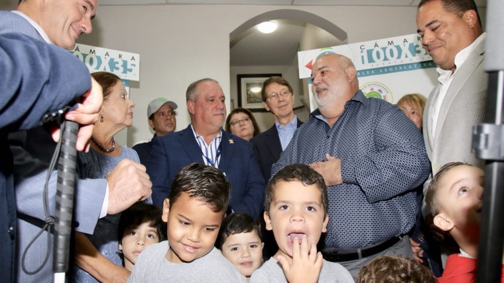  &ldquo;Johnny&rdquo; M&eacute;ndez entrega donativo al Hospital el Ni&ntilde;o 