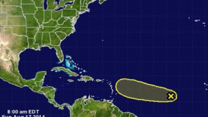 Onda se retira, mientras observamos un nuevo sistema tropical...