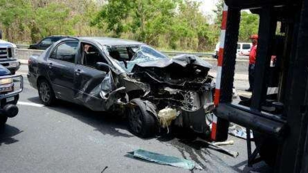  Conductor contra el tr&aacute;nsito choca de frente con otro veh&iacute;culo en Cayey 