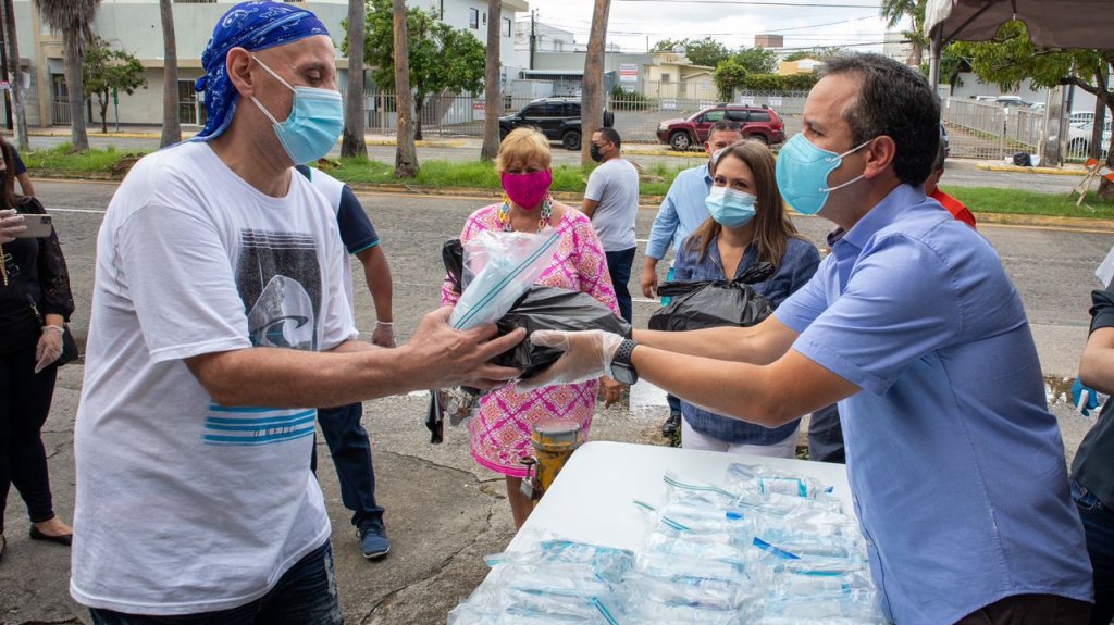  Entregan almuerzos de Acci&oacute;n de Gracias a personas sin hogar en San Juan 