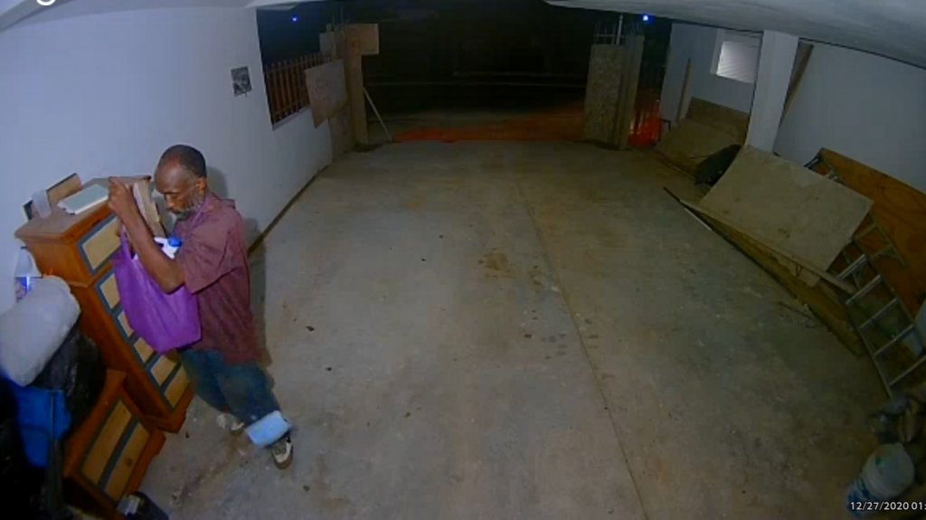  Captan en video a &ldquo;caco&rdquo; robando en residencia de Ocena Park en San Juan 