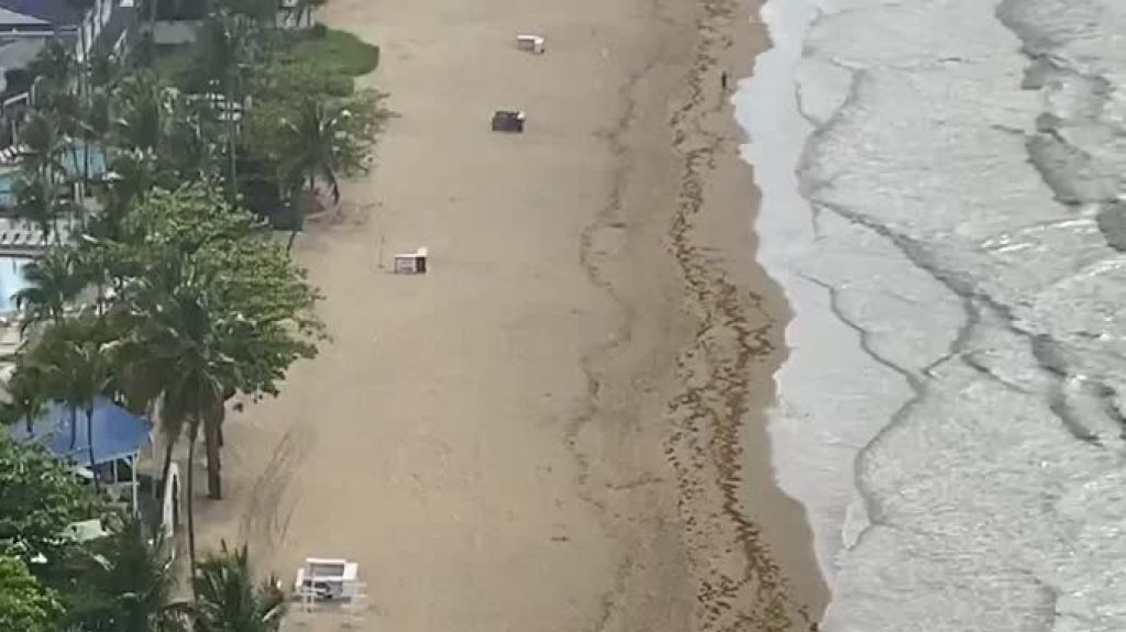  Video: A esta hora la polic&iacute;a contin&uacute;a sacando personas de la playa en Carolina 