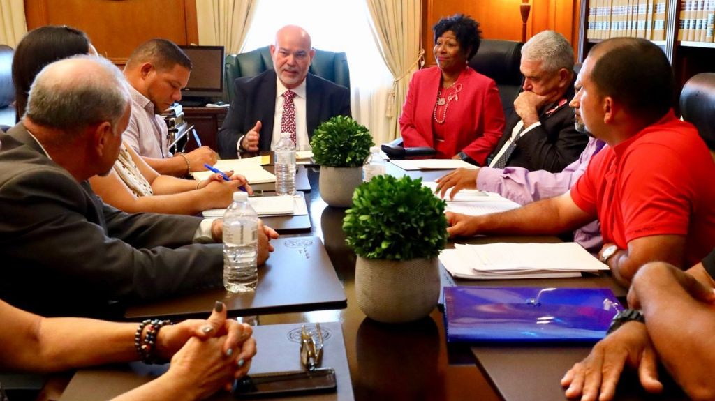  Presidente de la C&aacute;mara atiende reclamos de residentes de Culebra 