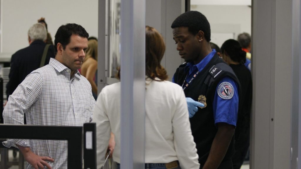  Dos agentes de control del aeropuerto Miami suspendidos por racismo 