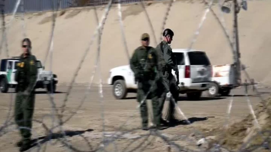  Video:Migrantes presionan y buscan cruzar el muro con EE.UU. a la fuerza 