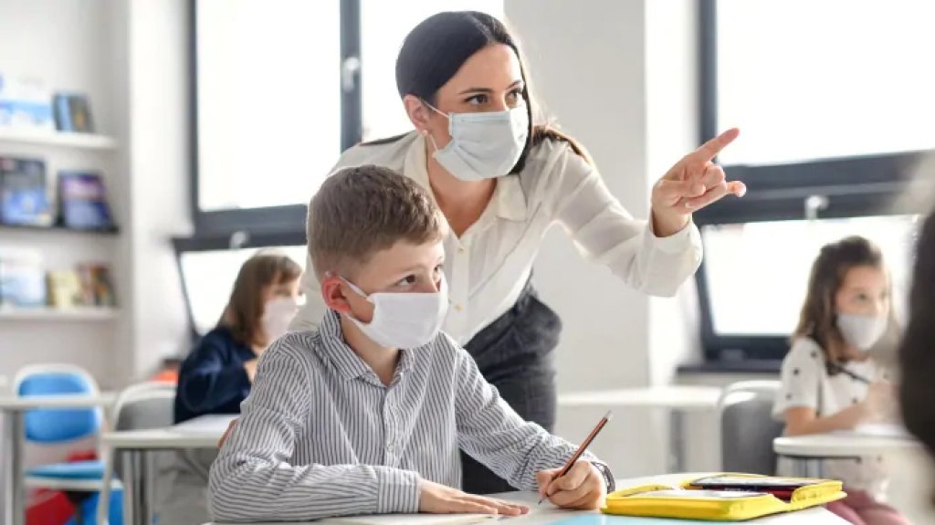  Tribunal restablece orden de reapertura de aulas en Florida pese a COVID-19 