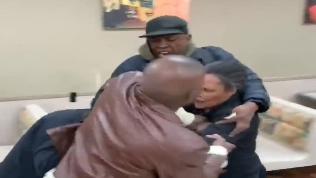  Captan en video gerente de “Burger King” que comenzó a agredir a compañeros y clientes 