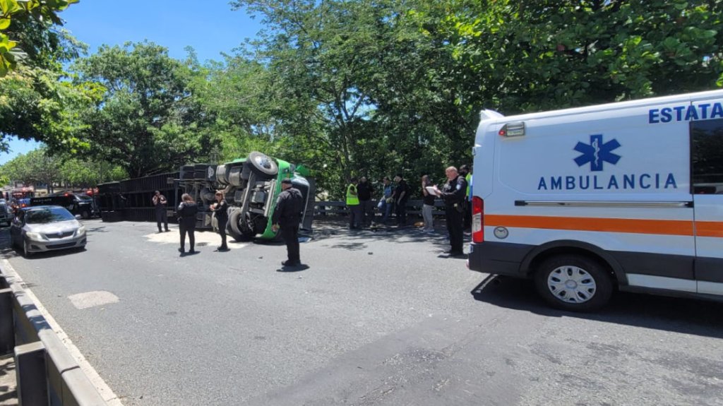  Cami&oacute;n termina volcado en la marginal de la Mu&ntilde;oz Rivera, conductor recibe atenci&oacute;n m&eacute;dica 