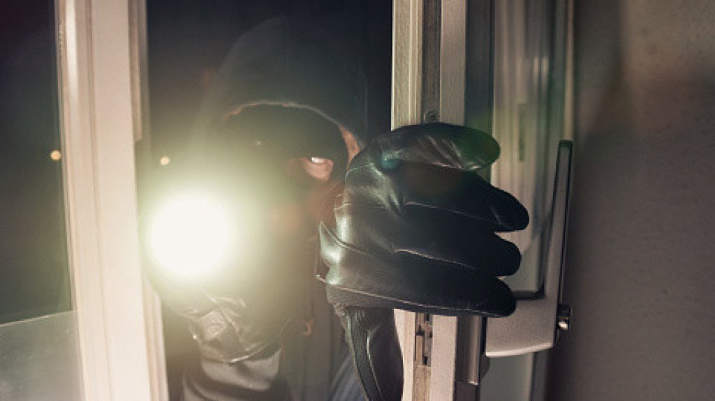  Roban 4,700 d&oacute;lares de un negocio en Manat&iacute; 