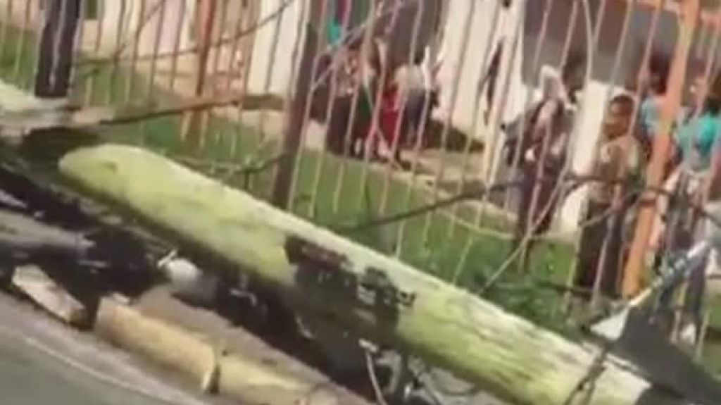  Video: Alterados los padres de una escuela en Juncos luego que cayera un poste y golpeara un estudiante 