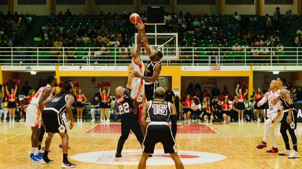  Capitanes de Arecibo doblegan a los Gigantes de Carolina con su avance ofensivo 