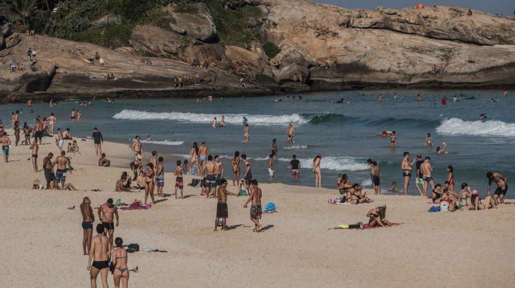  Desconcierto en Brasil en el combate al COVID-19 con casi 43.000 muertes 