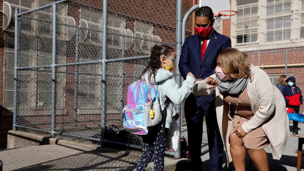  Una escuela de EE.UU. proh&iacute;be a maestros vacunarse contra el covid-19 por &ldquo;poner en riesgo a los alumnos&ldquo; 