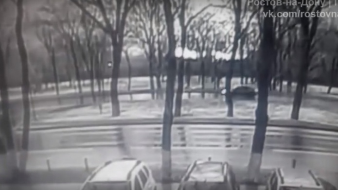  (VIDEO) Camaras captan momento que un Boeing 737 con al menos 61 personas a bordo se estrella al sur de Rusia