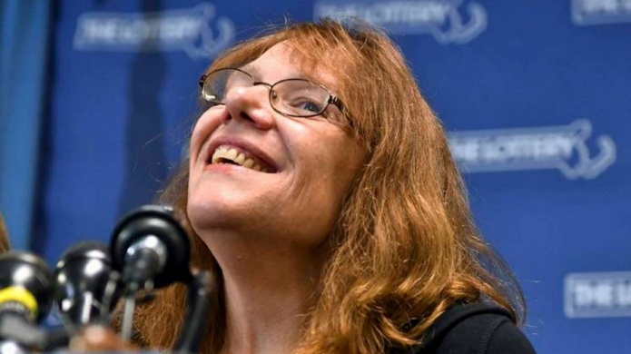 DespuÃ©s que ganÃ³ $758.7 millones en el Powerball, la policÃ­a tiene que cuidar a la ganadora