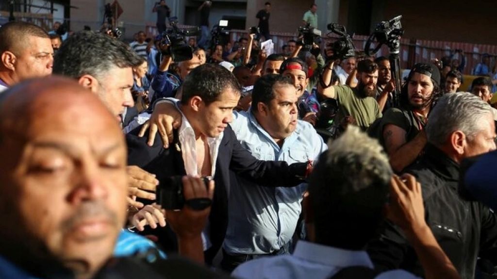  Video del momento en el que seguidores chavistas increpan y agreden a Juan Guaid&oacute; en el aeropuerto de Venezuela 