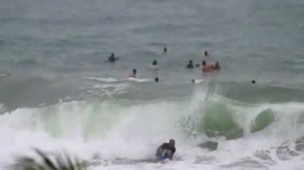  Video: Polic&iacute;a remueve &ldquo;Surfers&rdquo; de playa en Lo&iacute;za 